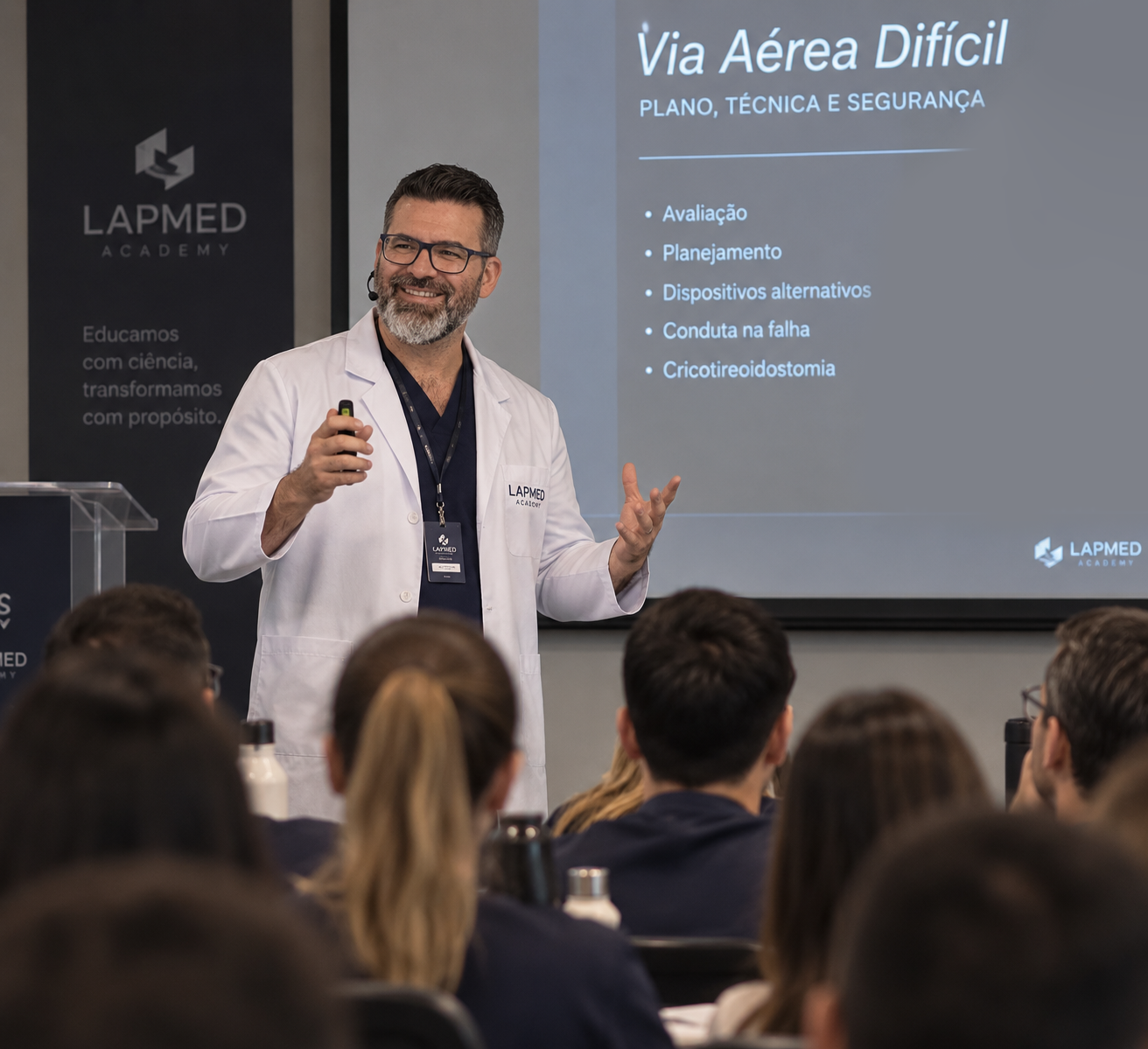 Professor da LAPMED Academy apresentando o tema Via Aérea Difícil para uma turma de médicos